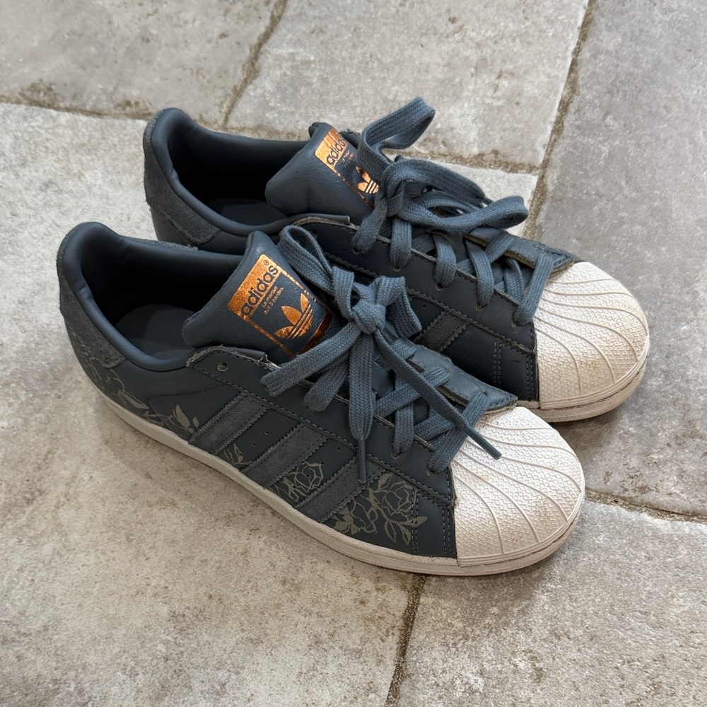 Adidas shell toe OG size 7.5 women.